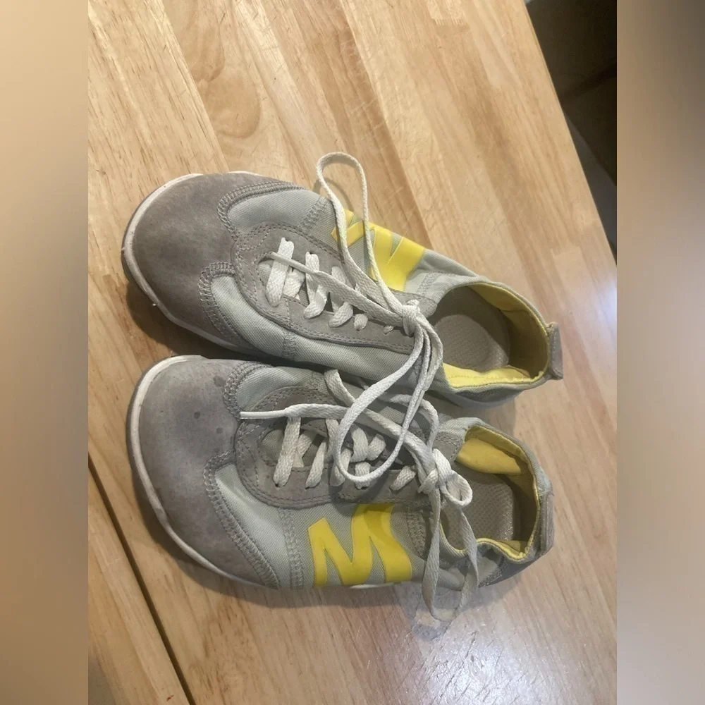 Merrell women’s ice performance footwear in size 5 1/2 in good condition